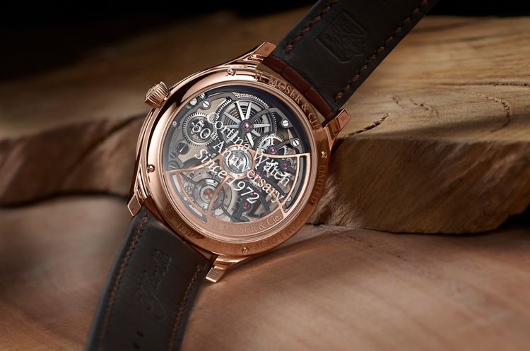 亨利慕時勇創者圓柱陀飛輪鏤空紀念錶錶背印有「Cortina Watch 50th Anniversary since 1972」字樣。品牌提供