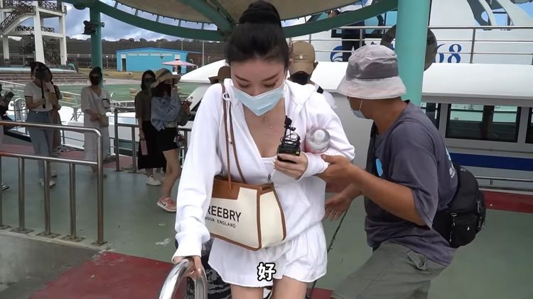 許維恩在Vlog中秀了1顆印著「BURBEERY」的帆布包，才出現6秒鐘，就已引發眾人的討論，目前影片仍未下架。翻攝許維恩YouTube頻道