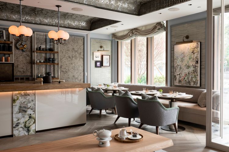 一樓用餐區以大量手工、貼上銀杏造型銀箔的弧形天花板。業者提供