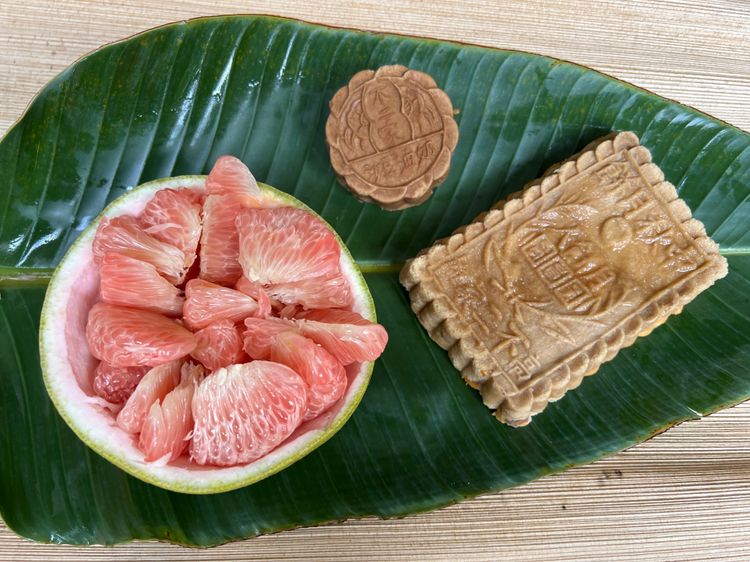 壽山動物園自製動物版月餅及園區自種紅柚。高市觀光局提供