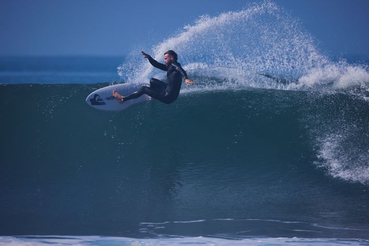Mikey Wright以其衝浪時無所畏懼的大膽推進聞名。品牌提供