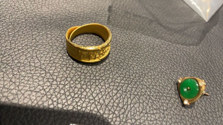 王女搶奪的2個戒指。三重警分局提供