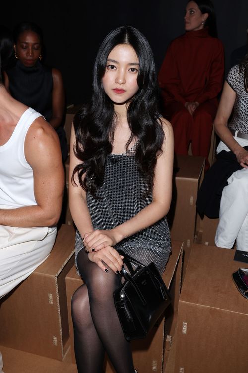 金泰梨以秀出黑絲美腿的性感洋裝現身PRADA秀場。品牌提供