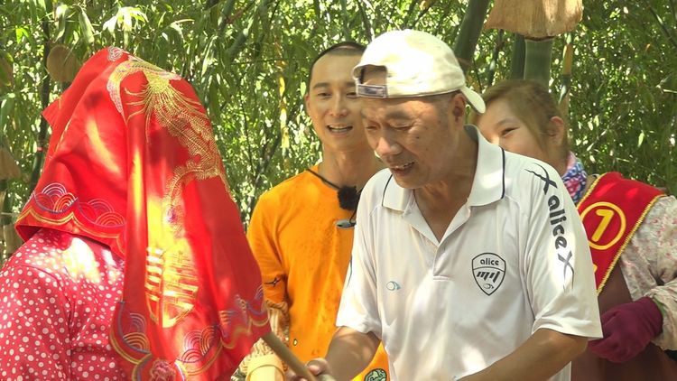 來不及逃跑的在地大哥（右）被抓到楊繡惠身邊。民視提供