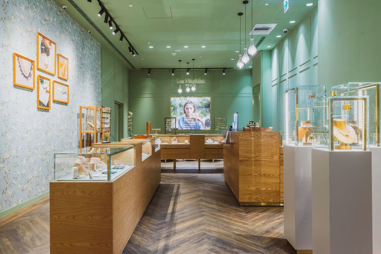 Les Néréides微風南山專賣店以湖水綠為主調，牆面還使用了印有牡丹花與蜻蜓圖案的英國進口壁紙。品牌提供