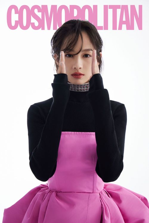 簡嫚書穿上PRADA上衣搭配H&M粉色平口裙，展現獨特氣質。《COSMOPOLITAN.COM》提供