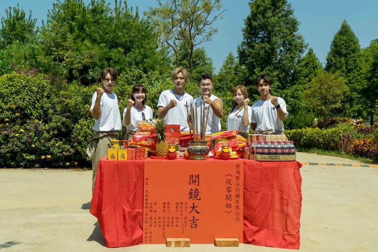 羅志祥（左三）出席新綜藝《從零開始》開機儀式。君鴻整合行銷提供