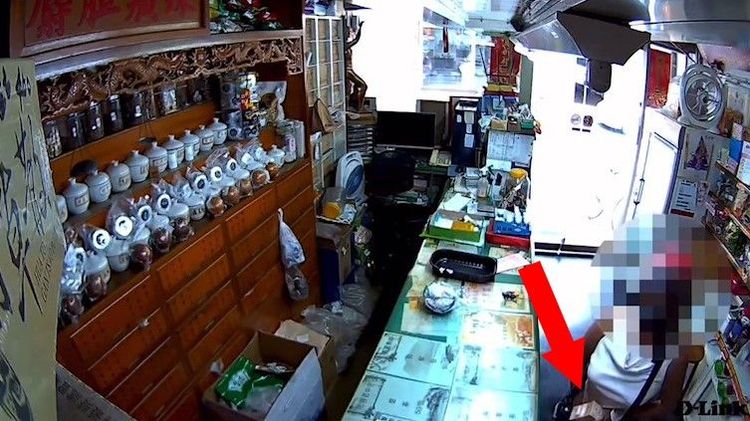 中藥房監視器拍下婦人反覆行竊過程。 取自FB《我是麥寮人！》
