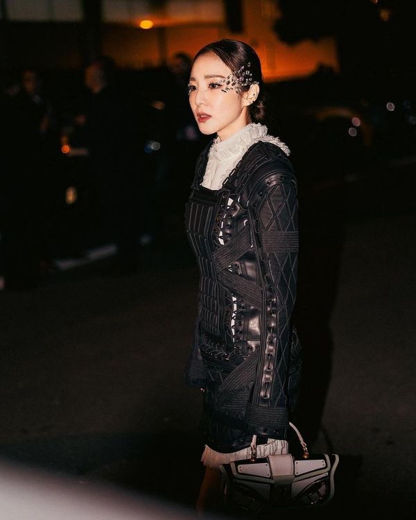 日前法國時尚品牌BALMAIN的秀上，Dara變身酷勁十足的瀟灑女郎。翻攝daraxxi IG 