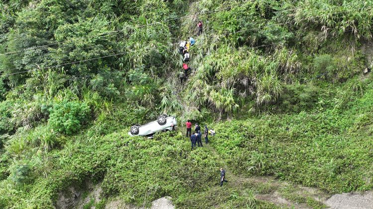 從空拍畫面可見休旅車自林道墜落邊坡，坡度陡峭。侯昌騰攝