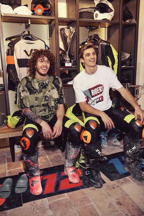 FILA X VR46聯名服飾以軍綠色、螢光綠色以及賽車風格的紅黑配色設計。品牌提供