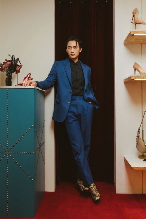 入圍金鐘獎迷你劇集男主角的Christian Louboutin品牌好友范少勳，穿著Omeric金色刺繡短靴搭配寶藍色西裝，有如貴氣十足的王子。品牌提供
