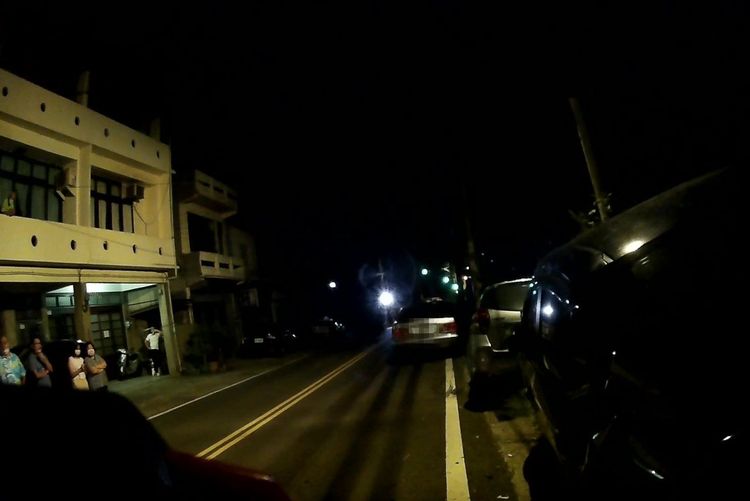 林冠年因酒駕撞上路旁2台車，巨大聲響引起民眾圍觀。民眾提供