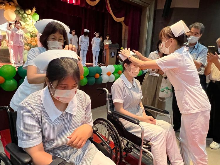 ２名學生坐輪椅前來參加加冠儀式。校方提供