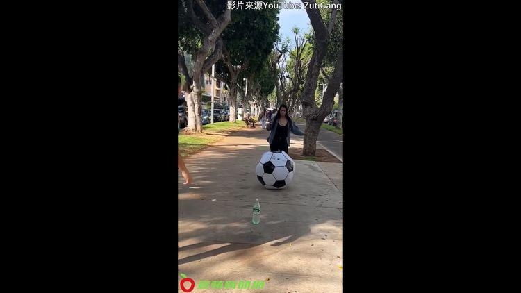 街頭足球場，人人都是足球明星。