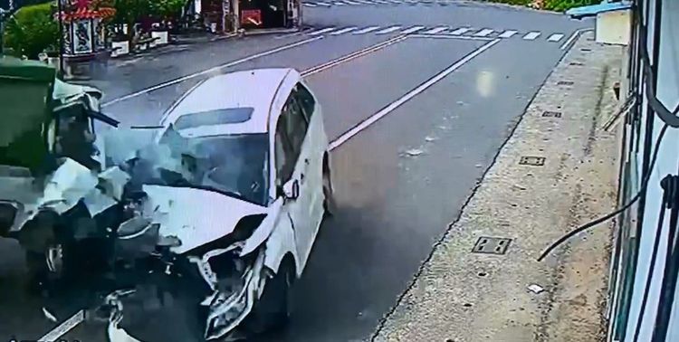 自小客車對撞小貨車瞬間。民眾提供