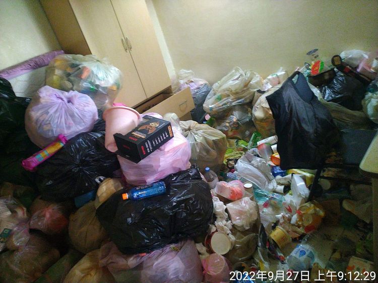 無法置信這樣的環境能夠住人。翻攝《爆料公社》