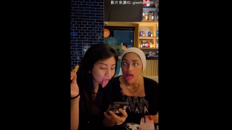 兩人的表情似乎正在與外太空聯繫中。