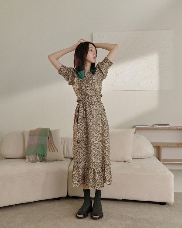 女星李沐選穿的SANDRO碎花綁帶長洋裝，優雅中不失俏皮浪漫。翻攝mumoonlee IG