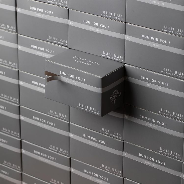灰色外帶盒，透過簡單的英文字母排列，簡約設計充滿儀式感。業者提供