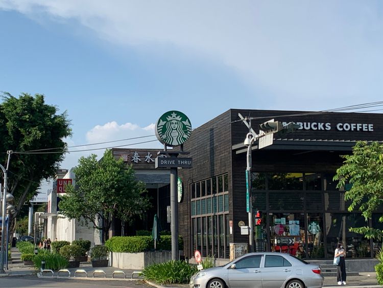 14期倚賴崇德商圈，為目前北台中消費市場的主力，吸引不少國際級連鎖集團插旗搶進。王鈞生攝