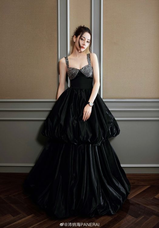 迪麗熱巴身為沛納海百年來首位女性代言人，更以性感禮服為品牌盡職帶貨。翻攝PANERAI微博