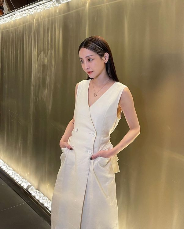 謝欣穎以台灣設計品牌if&n服裝搭配Qeelin Wulu 18項鍊，自認風格很殺。翻攝nikki_hsieh IG