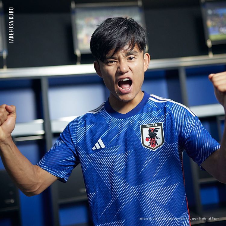 日本足球明星久保建英演繹adidas世界盃足球賽日本隊球衣，可見以千紙鶴為靈感的幾何印花元素設計。品牌提供