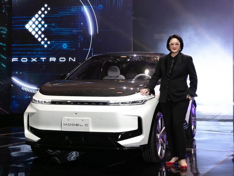 2021年10月18日，裕隆集團執行長嚴陳莉蓮與電動車成果Model C合影。納智捷提供