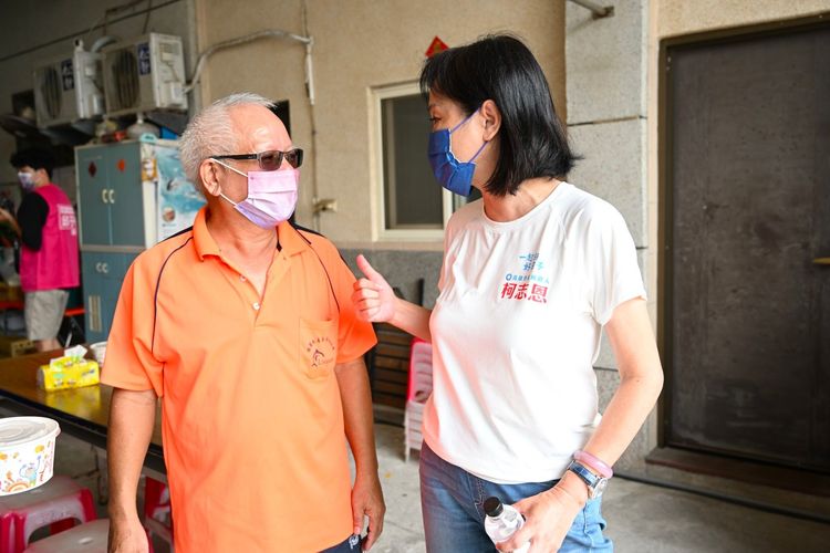 柯志恩昨天前往幾戶90歲長者的家，向他們說聲謝謝。柯辦提供