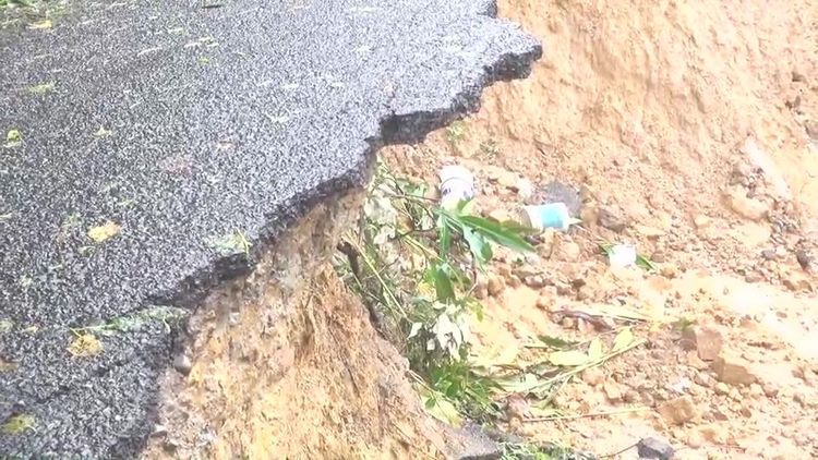 道路坍方無法行駛車輛。讀者提供