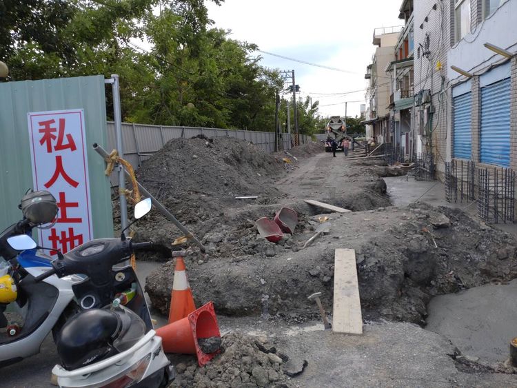 原本可對外通行的道，整個被封了。陳宏銘攝