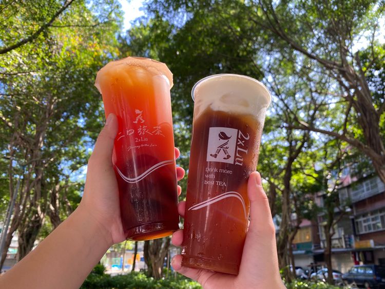 同場加映的「蘋香肉桂凍飲」(左)，獻給喜歡清爽茶飲口感的消費者。業者提供