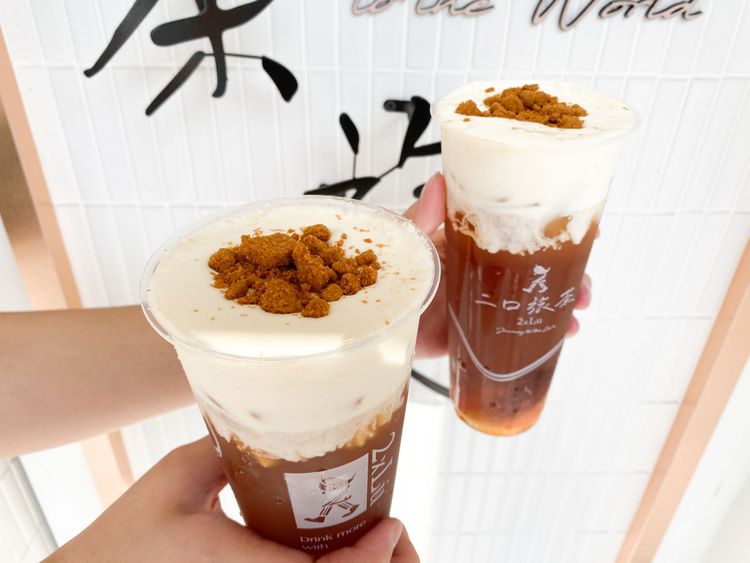 「蘋香肉桂奶奶」以錫絨紅茶為基底，使用奧地利蘋果汁與斯里蘭卡肉桂粉呈現蘋果肉桂香氣，加入Lotus比利時蓮花脆餅與冬瓜凍增加口感。業者提供