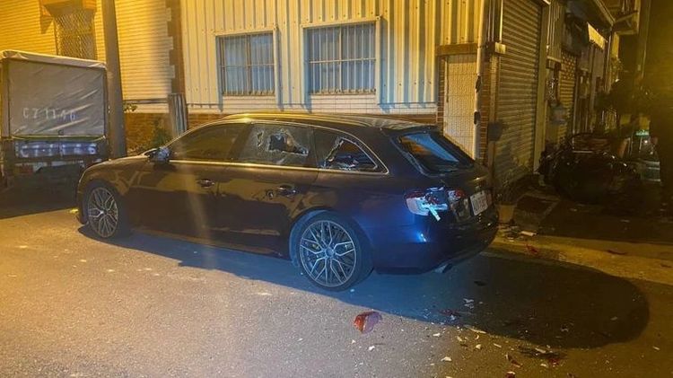 轎車被砸毀。民眾提供