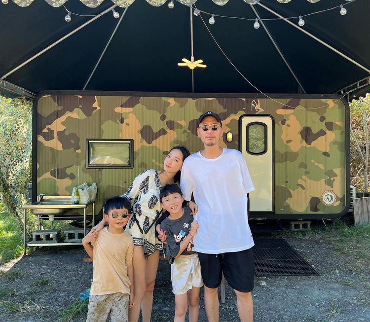 翁馨儀(後左)和張少懷育有一子一女。翻攝自翁馨儀臉書
