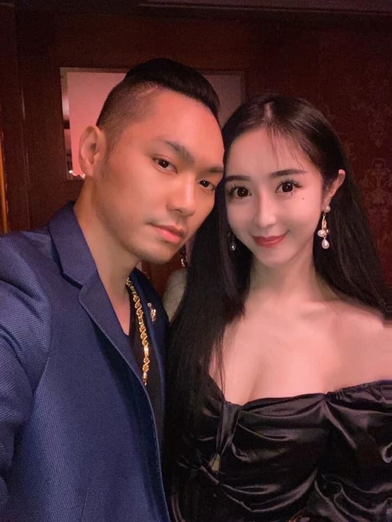 連千毅臉書常曬美妻，但全都是舊照，也讓外界質疑兩人現在是否貌合神離。引自蘭庭精品