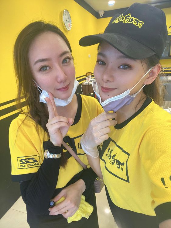 老闆娘(右）是個漂亮的正妹。阿娘喂廖老大茶坊連鎖-小港漢民店