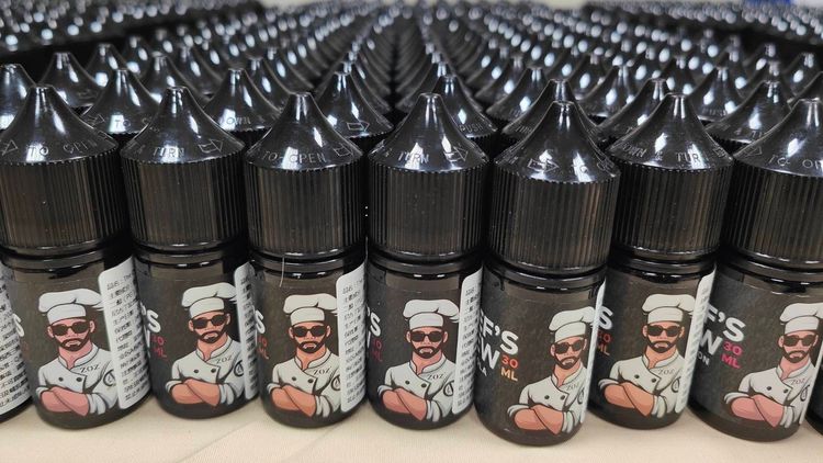 陳嫌將成分不明菸油分裝後，以每瓶300到500元對外販售。警方提供