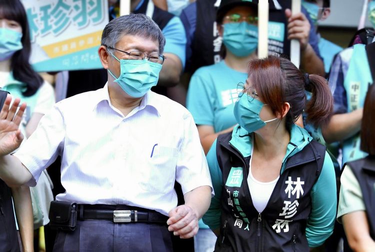 柯文哲帶領民眾黨子弟兵造勢，和林珍羽合影。翻攝林珍羽臉書