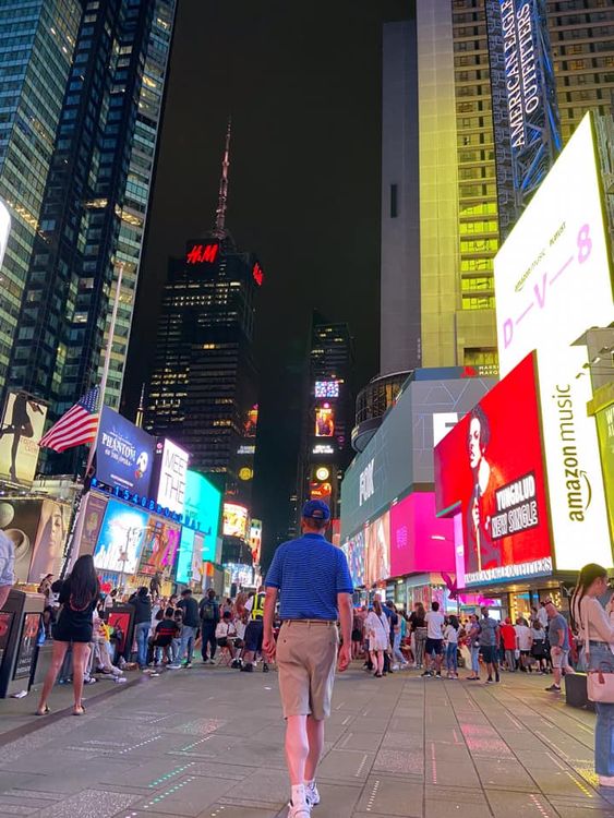 這則是他七月時在紐約時報廣場散步身影。引自翁達瑞臉書