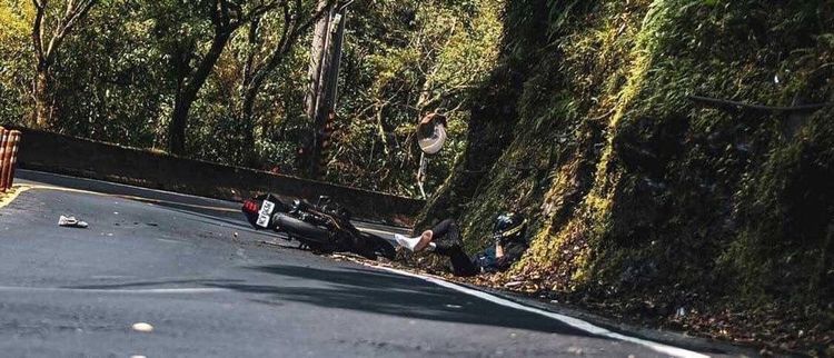 騎士自摔。翻攝「重機車友 ❘ 各區路況天氣、資訊分享中心」