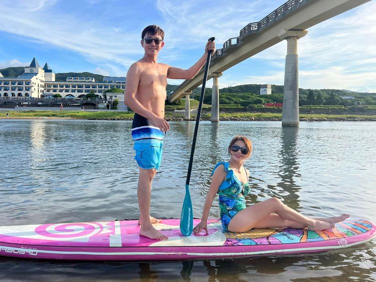 佩甄（右）和醫師老公王祚軒結婚14年，感情依舊甜蜜蜜。翻攝佩甄臉書