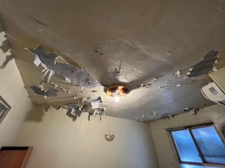 天花板壁癌嚴重，入手之後還需一筆修繕整理費。翻攝臉書社團《高雄買屋,高雄房地產,推薦買屋達人,高雄新成屋,預售屋 》