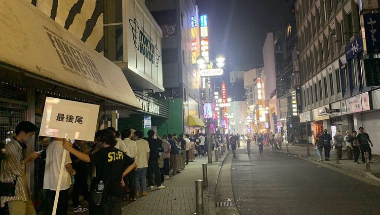 晚上也有大批粉絲排隊。翻攝IG/eimi0318