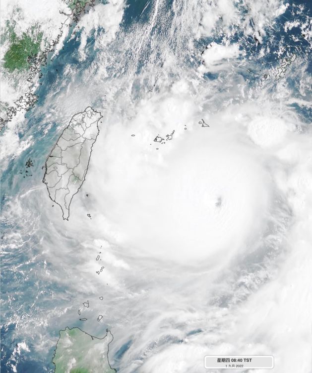 「軒嵐諾」是龐然大物，颱風眼及周圍閃電不斷。翻攝自彭啟明臉書