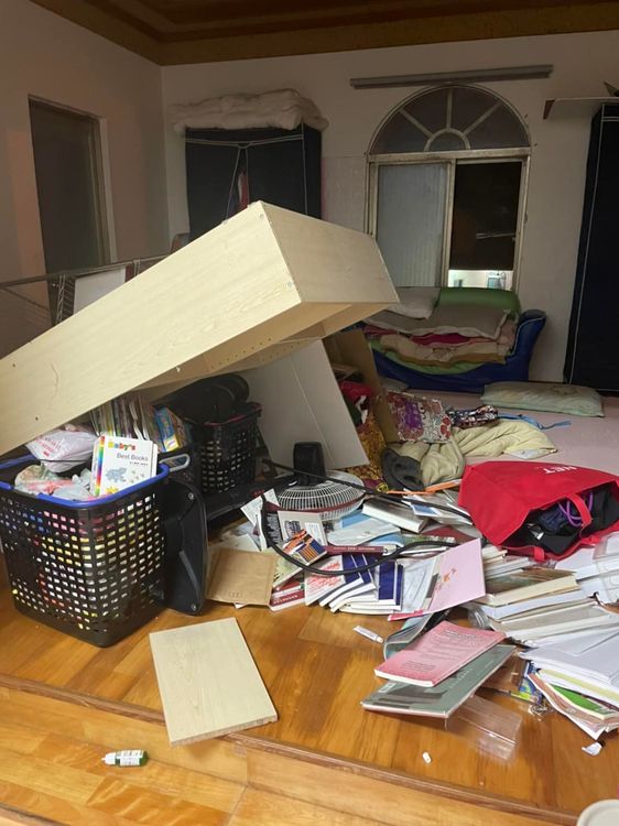 王宏恩分享家中衣櫃傾倒，物品全砸在地上，一片混亂的情況。引自王宏恩臉書