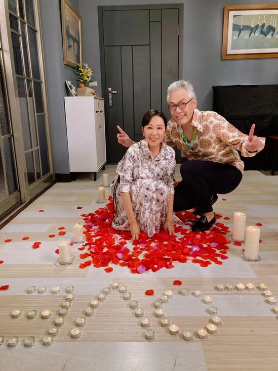 樊光耀（右）劇中做錯事求老婆況明潔原諒，特地安排浪漫花瓣加土味情話連發。三立提供