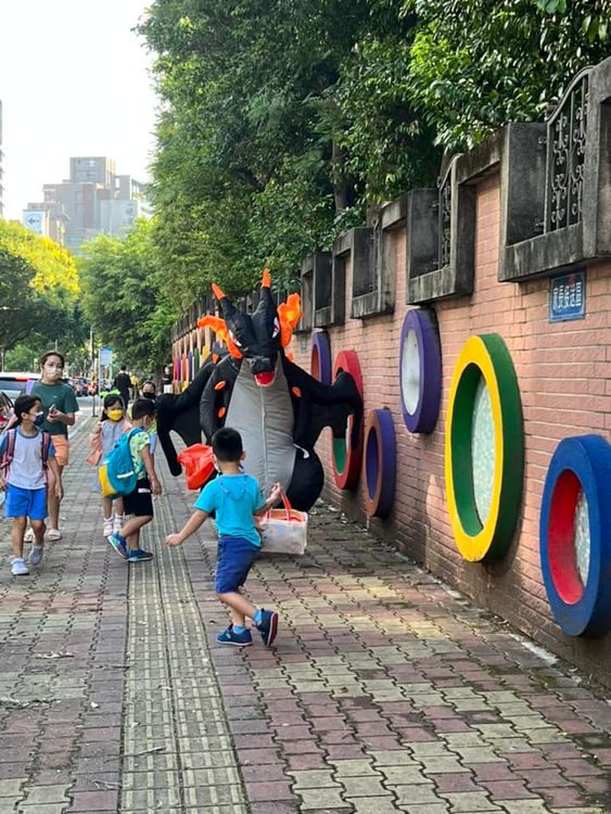 熱血爸爸變身噴火龍。翻攝自林口大家庭臉書