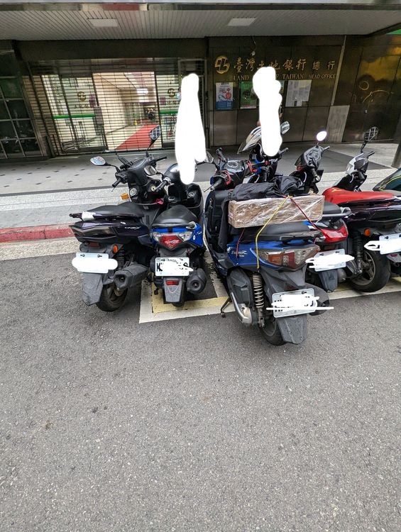 機車被亂移，車主氣炸。翻攝「爆料公社」